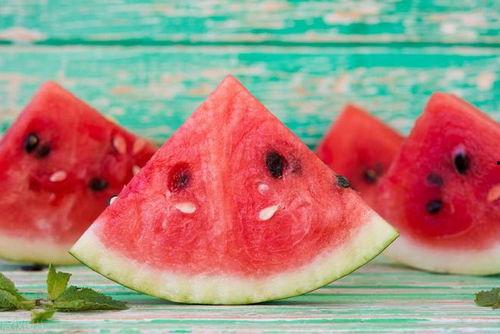 朋友聚餐吃瓜文案,欢乐无限，朋友情谊浓