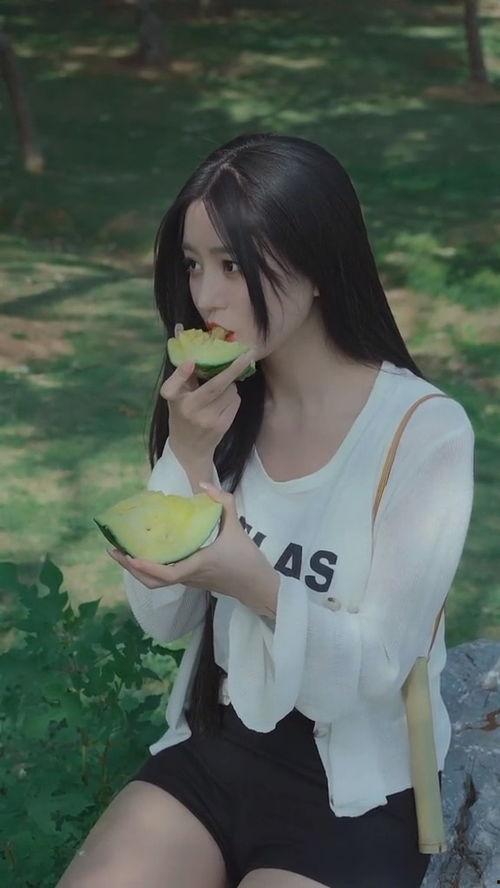 美少女吃瓜图,甜蜜瞬间，瓜香四溢