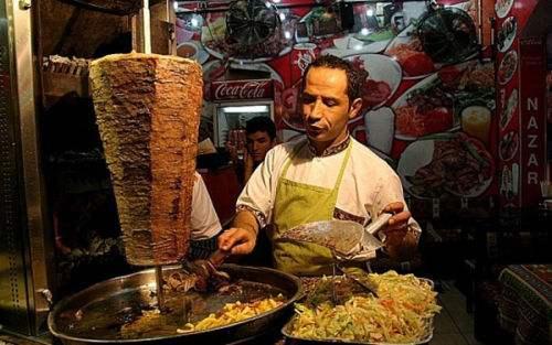 路边摊小吃帅哥吃瓜视频,趣味横生瞬间走红网络