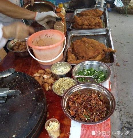 路边摊小吃帅哥吃瓜视频,趣味横生瞬间走红网络