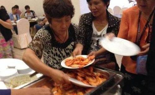 新疆吃瓜大妈视频